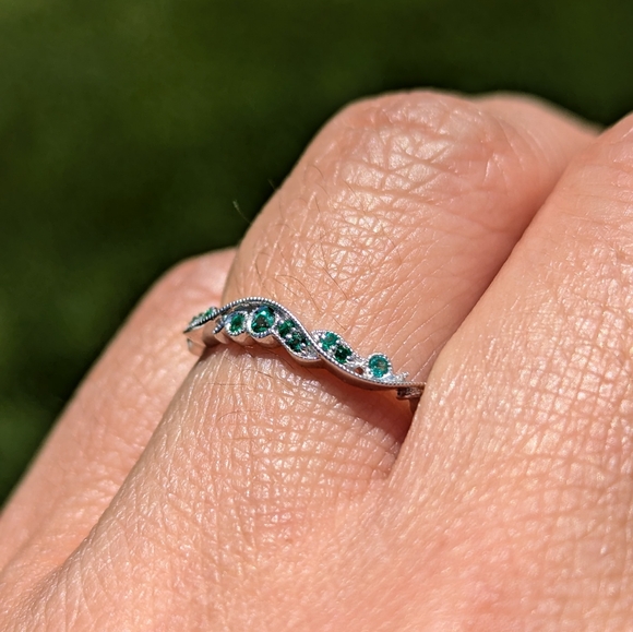 14K White Gold Emerald Floral Milgrain Vintage Style Band Ring - Picture 7 of 8
